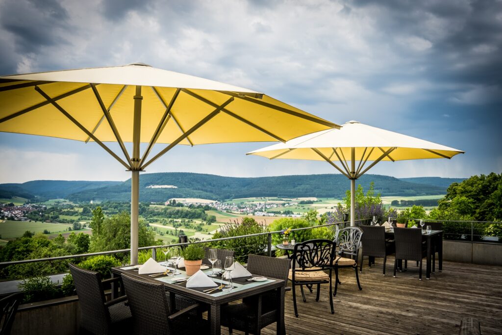 Die Terrasse des Hofgut Hohenkarpfen mit Blick auf das Donaubergland